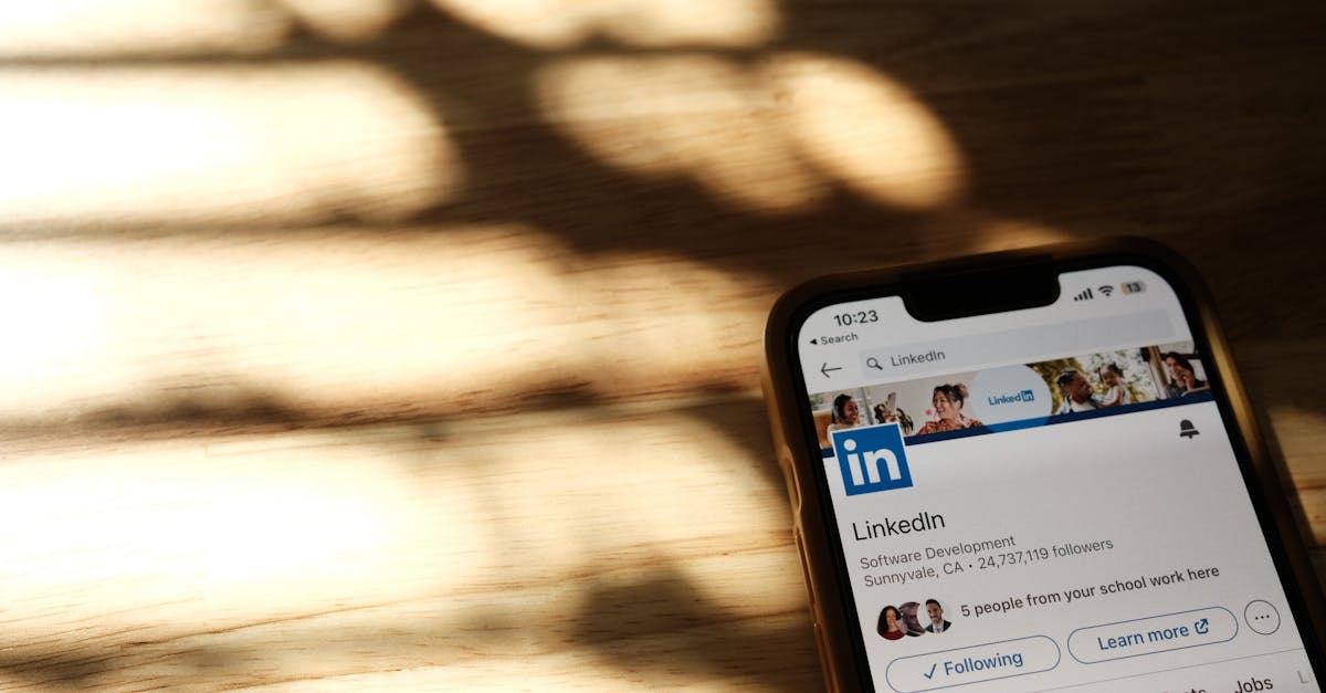 optimisez votre profil linkedin pour attirer les recruteurs et développer votre réseau professionnel. découvrez des astuces efficaces pour améliorer votre visibilité et faire briller vos compétences sur ce réseau social incontournable.